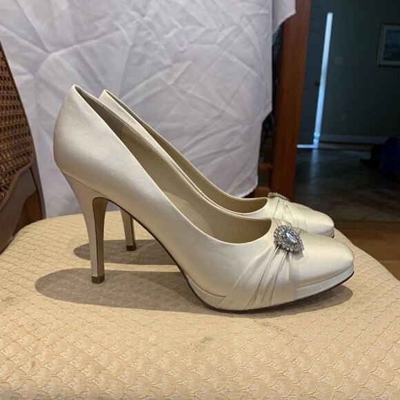Brianna Leigh Jewel Cream Wedding Heel Pump 11 NWT - Picture 1 of 6